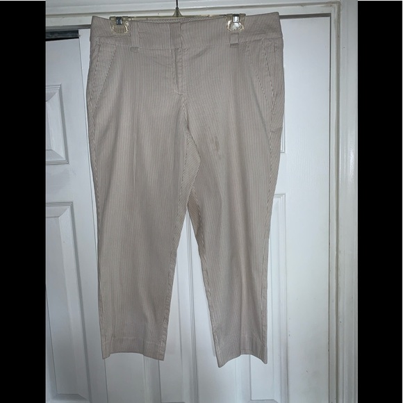 New York and Company Capris, Size 10 - Picture 1 of 6